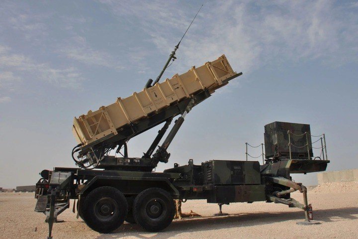 Một khẩu đội tên lửa Patriot PAC-2 di chuyển vào vị trí khai hỏa trong một cuộc tập trận tại Căn cứ Không quân Al Udeid ở Qatar. Ảnh Bộ Quốc phòng Mỹ