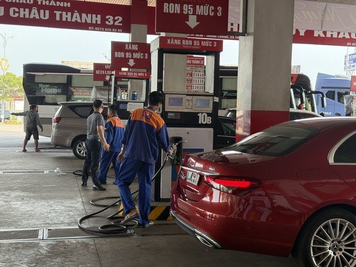 Các doanh nghiệp đầu mối kinh doanh xăng dầu hiện vẫn đảm bảo sản lượng cung ứng cho sản xuất, tiêu dùng. (Ảnh: Lương Ý)