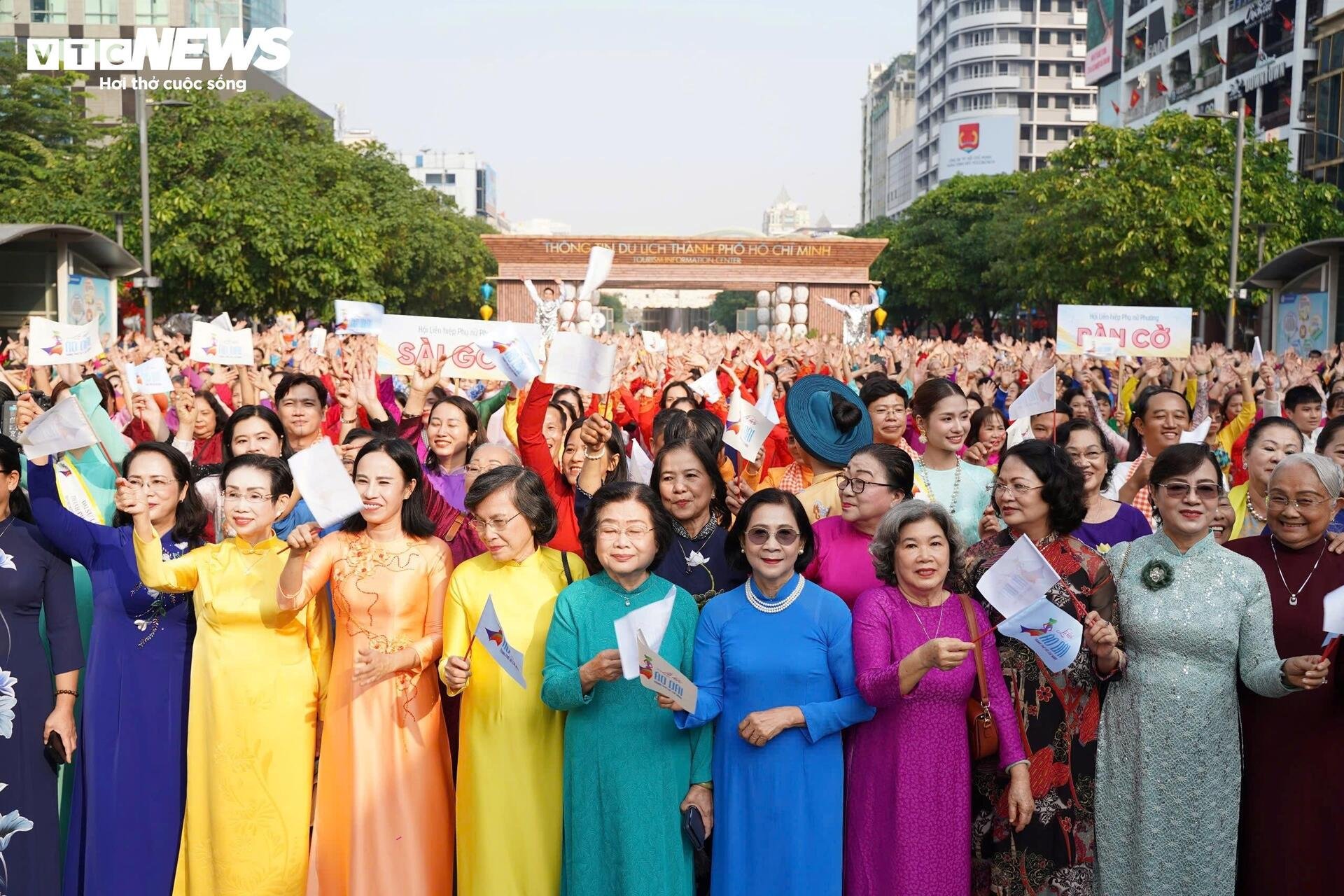 3.000 người đồng diễn áo dài trên phố đi bộ Nguyễn Huệ ngày 8/3 - 2
