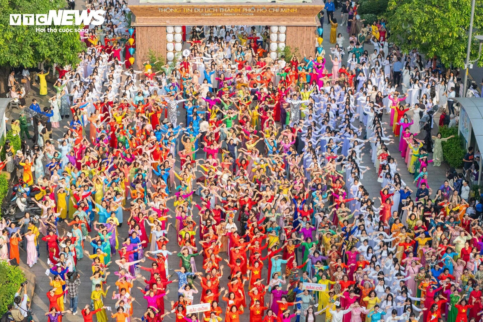 3.000 người đồng diễn áo dài trên phố đi bộ Nguyễn Huệ ngày 8/3 - 3