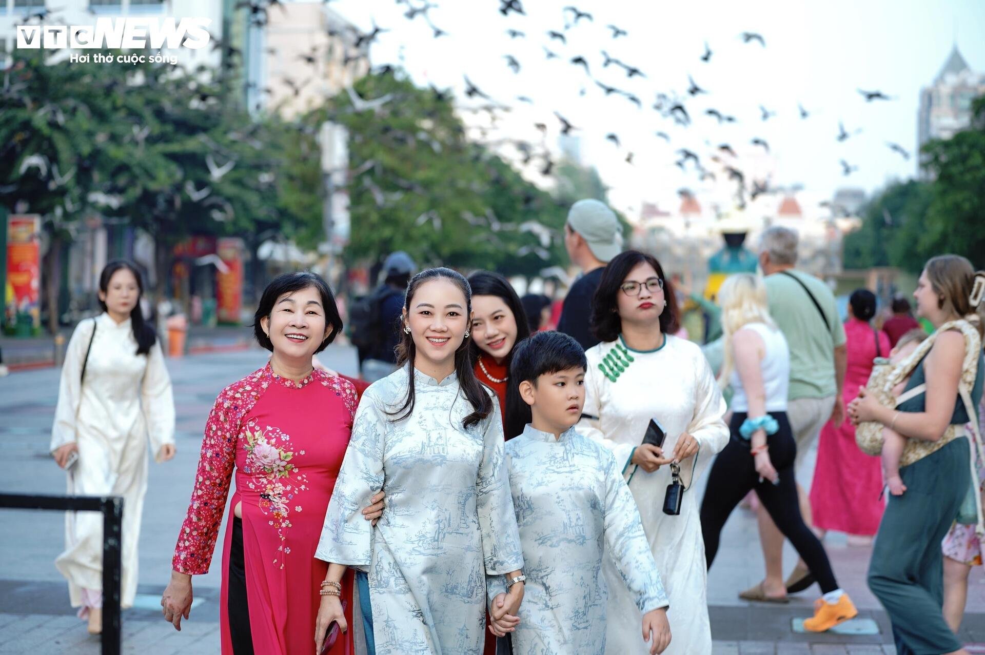 3.000 người đồng diễn áo dài trên phố đi bộ Nguyễn Huệ ngày 8/3 - 4