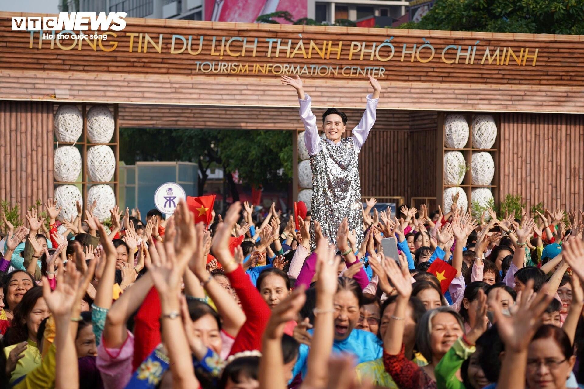 3.000 người đồng diễn áo dài trên phố đi bộ Nguyễn Huệ ngày 8/3 - 5