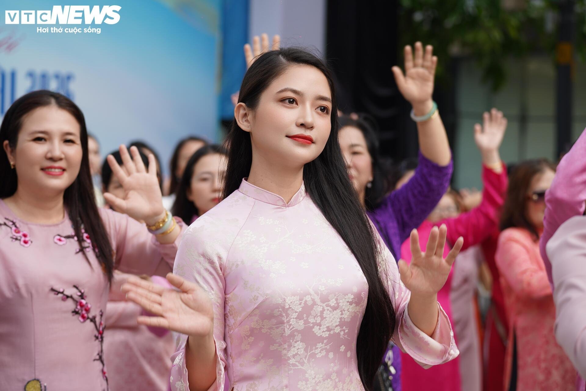 3.000 người đồng diễn áo dài trên phố đi bộ Nguyễn Huệ ngày 8/3 - 6