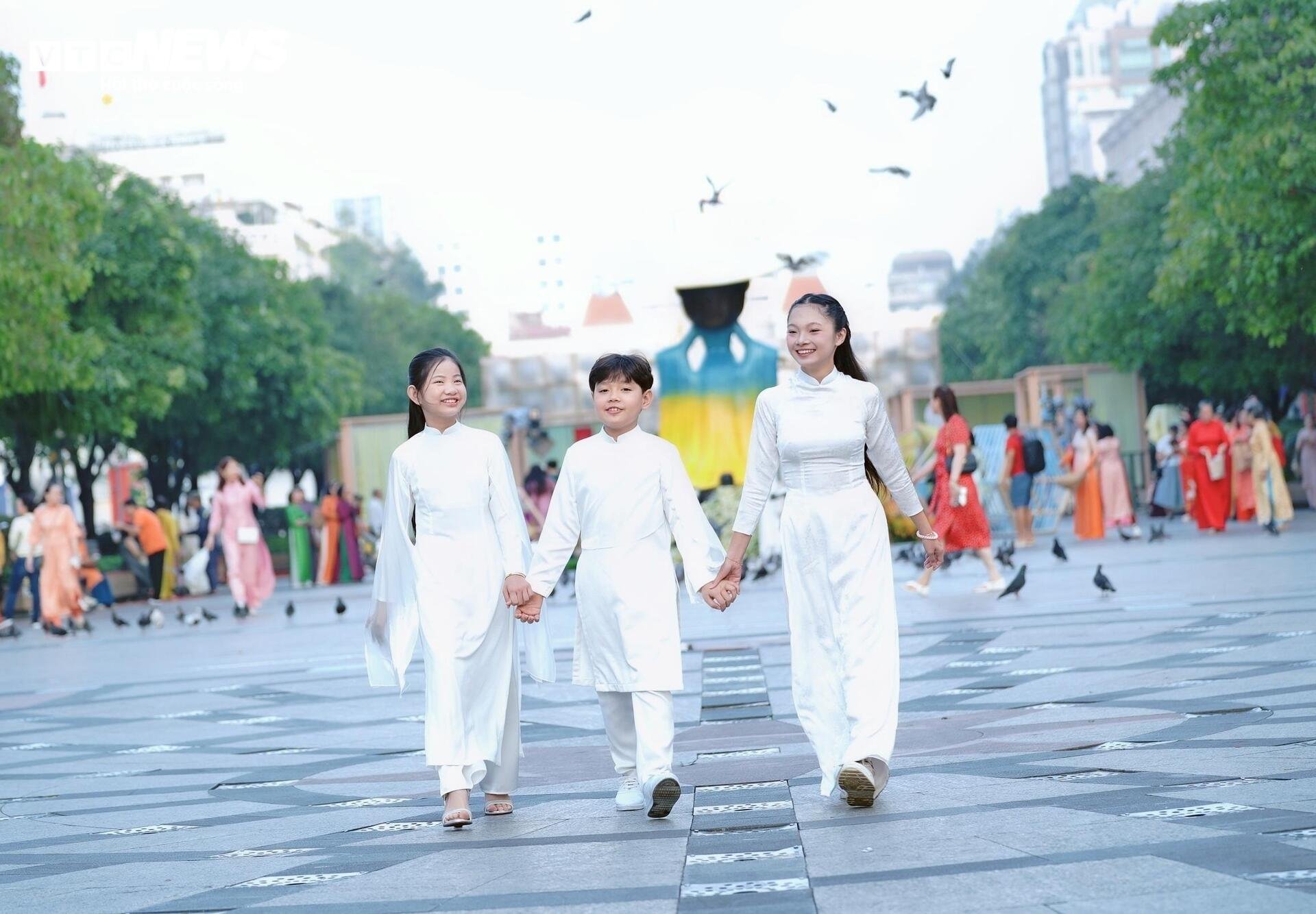 3.000 người đồng diễn áo dài trên phố đi bộ Nguyễn Huệ ngày 8/3 - 7