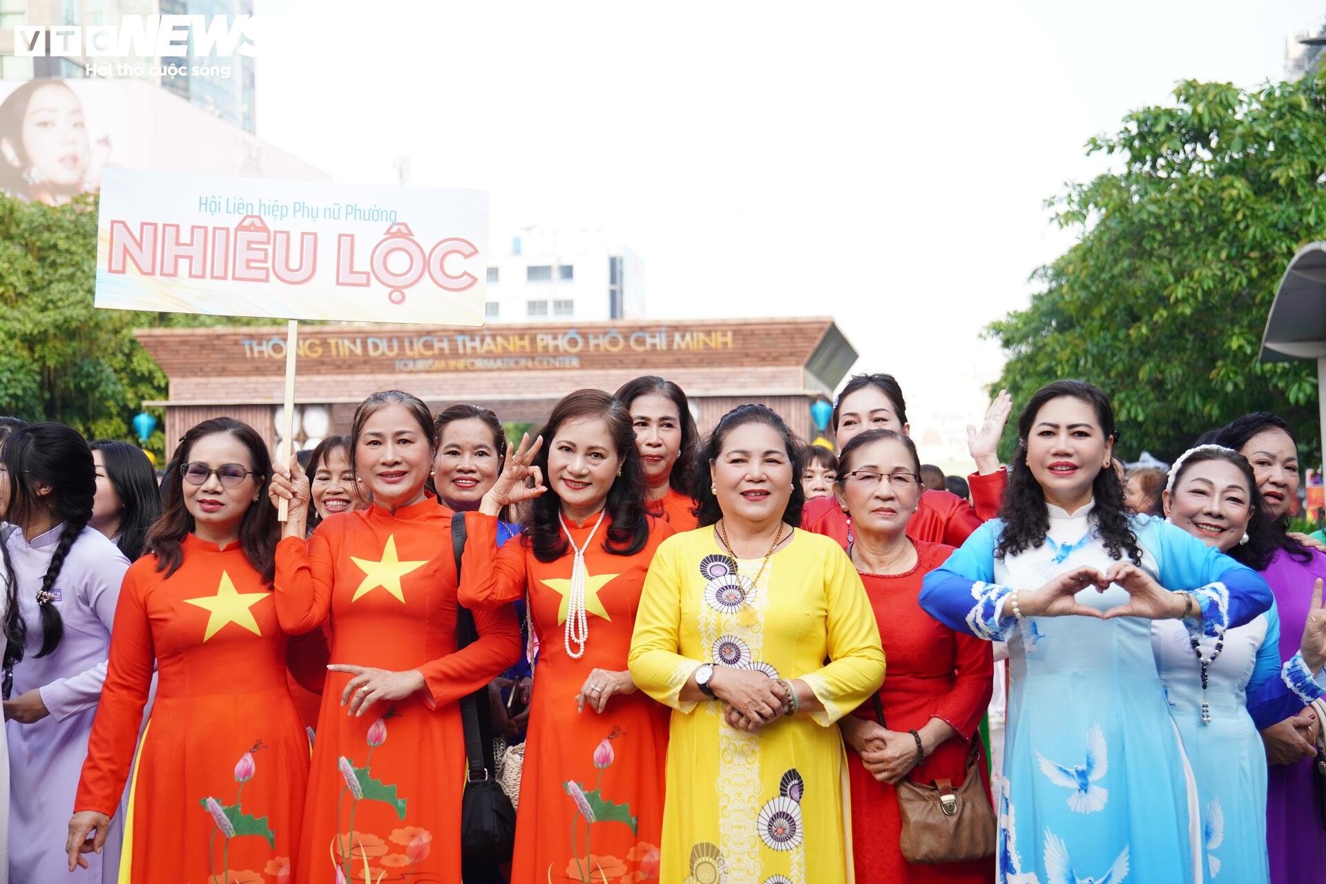 3.000 người đồng diễn áo dài trên phố đi bộ Nguyễn Huệ ngày 8/3 - 9