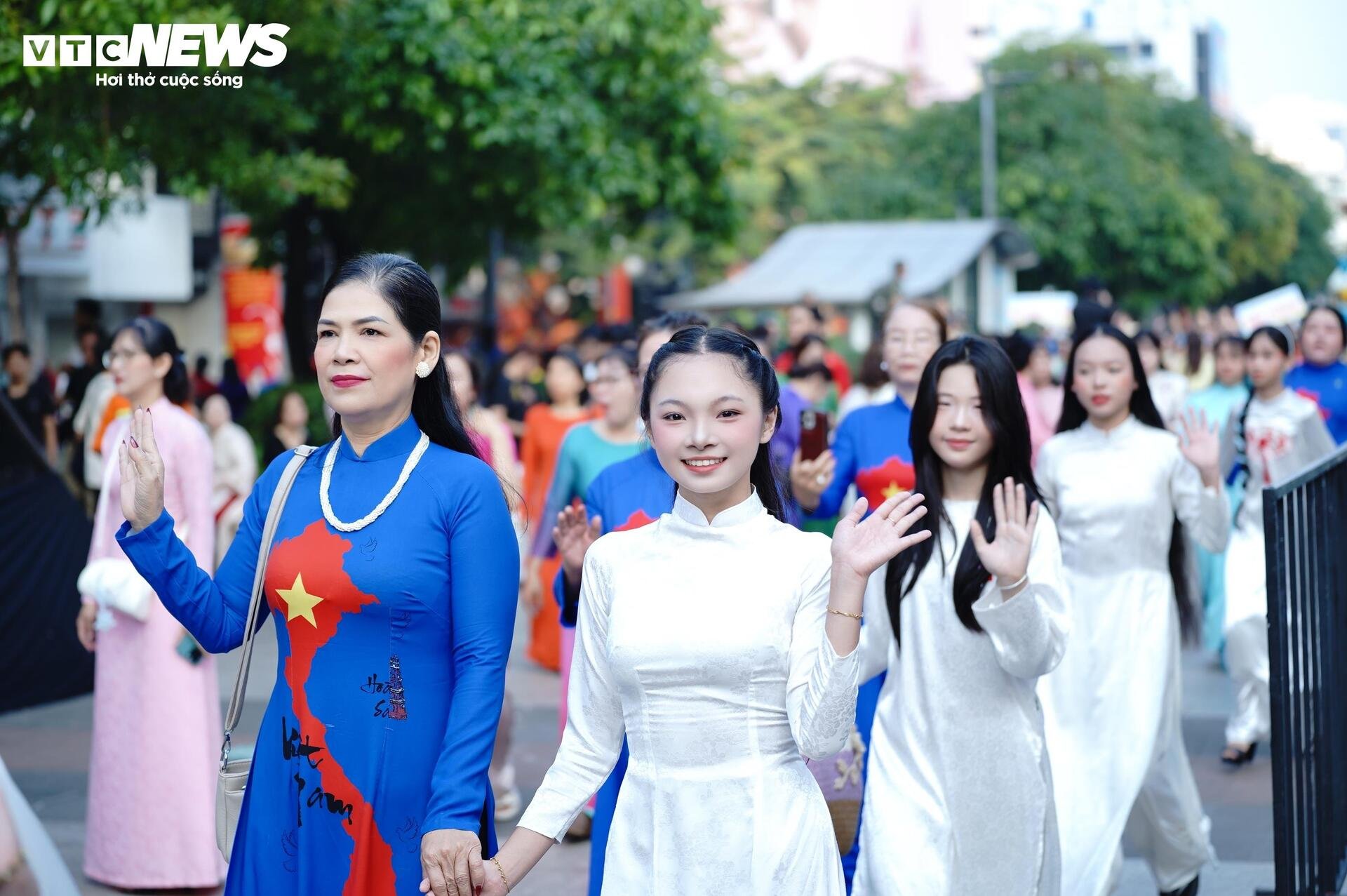 3.000 người đồng diễn áo dài trên phố đi bộ Nguyễn Huệ ngày 8/3 - 11