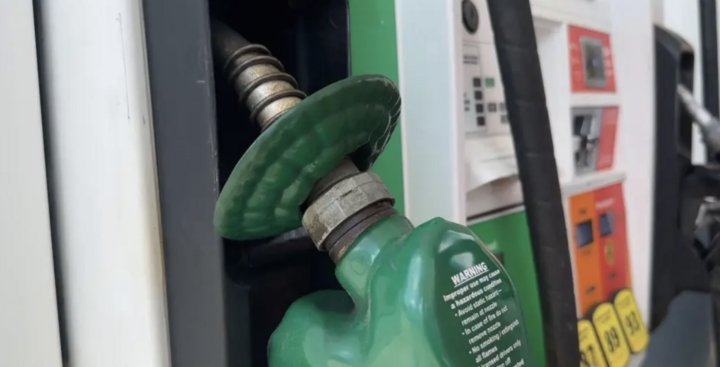 Giá dầu tăng vọt và không có dấu hiệu chững lại sau một tuần kể từ khi Mỹ và Israel phát động các cuộc tấn công lớn vào Iran. (Nguồn: AP)