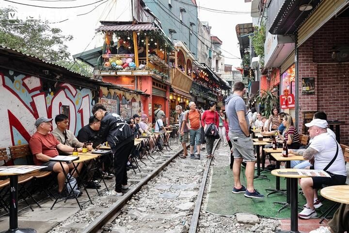 Ngay cả khi ngồi sát tường nhà, khoảng cách giữa du khách và đoàn tàu khi chạy qua cũng chỉ còn vài chục centimet, tiềm ẩn nguy cơ mất an toàn.