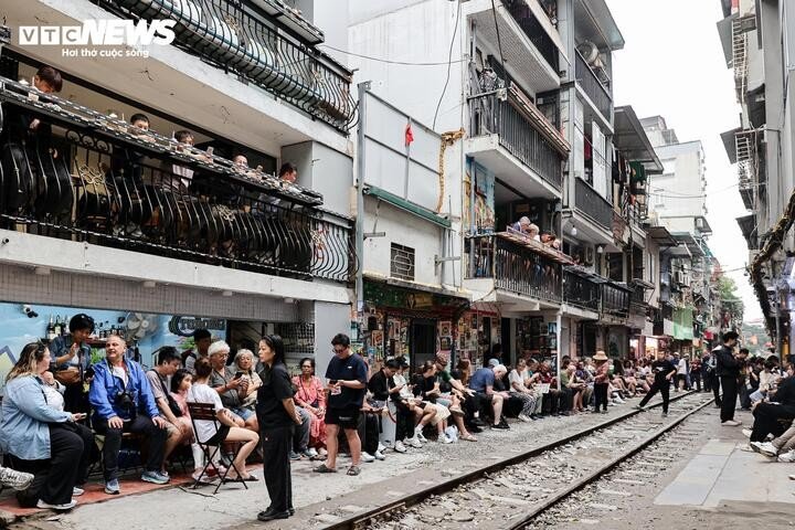 Trước khi tàu chạy qua khoảng 5 phút, nhiều chủ quán thường hô lớn hoặc thổi còi để nhắc du khách đứng dạt vào phía trong. Một số người còn ra sát đường ray để điều tiết, yêu cầu khách không tiến quá gần. Tuy nhiên, việc nhắc nhở này chủ yếu mang tính tạm thời, phụ thuộc vào thời điểm tàu chạy nên khó bảo đảm khoảng cách an toàn theo quy định.