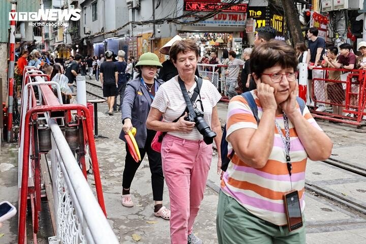 Phố cà phê đường tàu Hà Nội lại đông nghịt khách Tây sau đợt tháo dỡ vi phạm - 9