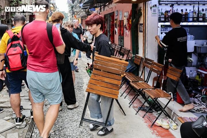 Phố cà phê đường tàu Hà Nội lại đông nghịt khách Tây sau đợt tháo dỡ vi phạm - 12
