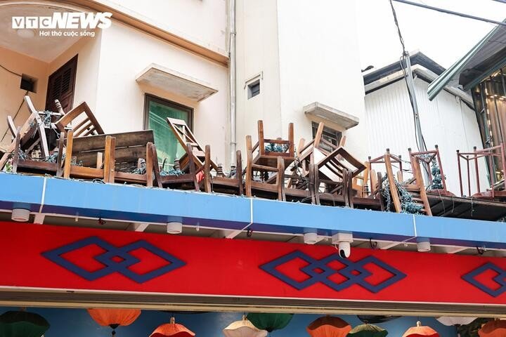 Phố cà phê đường tàu Hà Nội lại đông nghịt khách Tây sau đợt tháo dỡ vi phạm - 17