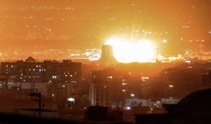 Vụ nổ xảy ra sau các cuộc tấn công của Israel gần Tháp Azadi, gần Sân bay Quốc tế Mehrabad ở Tehran. (Nguồn: Turkiye Today)