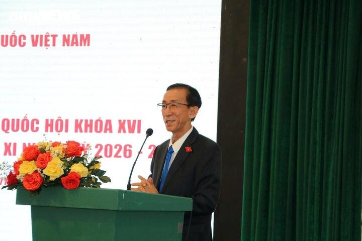 Ứng cử viên - PGS.TS Trần Hoàng Ngân - Chủ tịch Hội đồng Tư vấn đột phá phát triển trường Đại học Sài Gòn tiếp xúc cử tri bầu cử.