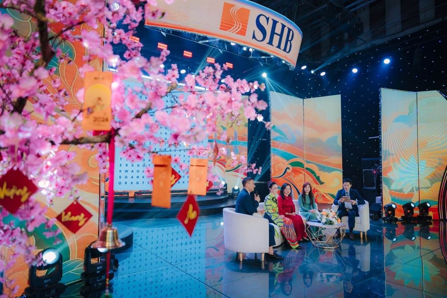 Hạnh phúc như nhân viên SHB: Vừa xem show xịn, vừa rinh lộc mang về- Ảnh 2.