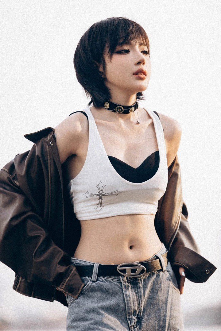 Nữ ca sĩ thường diện croptop, trang phục ôm sát hoặc thiết kế cắt xẻ để khoe vòng eo 55cm siêu thực.