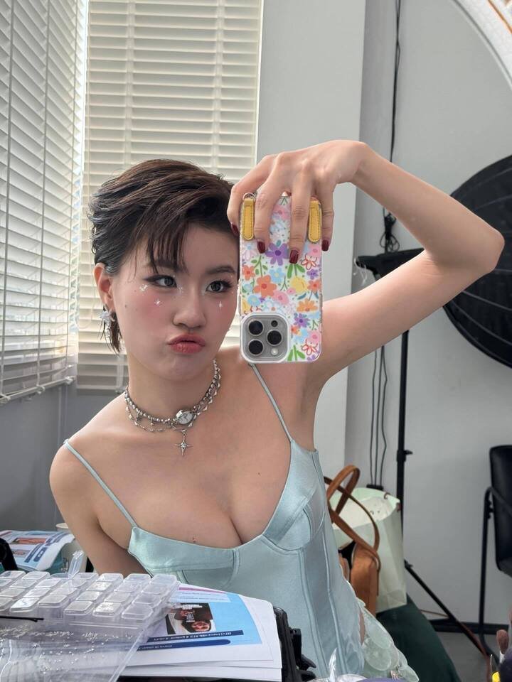 Nữ rapper hướng đến hình ảnh nữ tính với các trang phục trẻ trung, ôm sát khéo léo làm nổi bật vóc dáng quyến rũ.