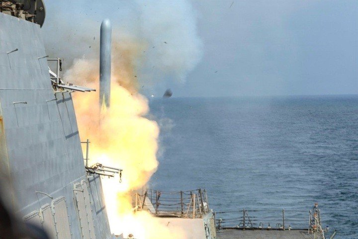 Tàu khu trục lớp Arleigh Burke USSDelbert D. Black của Hải quân Hoa Kỳ phóng tên lửa hành trình tấn công mặt đất Tomahawk vào mục tiêu của Iran ngày 28/2/2026.