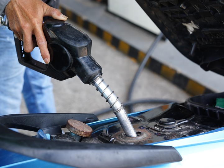 Đổ xăng quá đầy, tràn ra ngoài hay đóng nắp bình xăng không chặt là những nguyên nhân gây lãng phí xăng. (Ảnh: iStock)