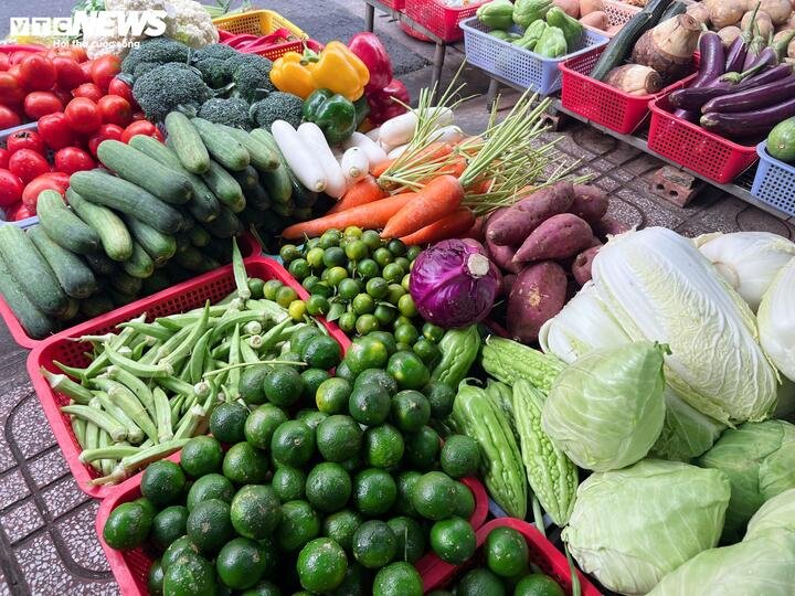 Giá một số mặt hàng thực phẩm tại chợ và siêu thị có xu hướng tăng theo chi phí vận chuyển.