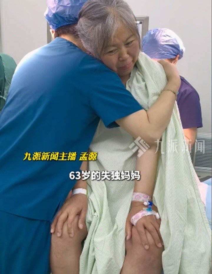 Sau cái chết của con trai, hai vợ chồng bà rơi vào trạng thái bàng hoàng, không nói nên lời, bầu không khí trong nhà trở nên nặng nề. (Ảnh: Douyin)