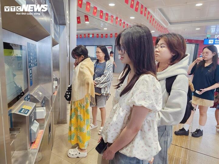 Khách mua vé tại ga metro An Phú.