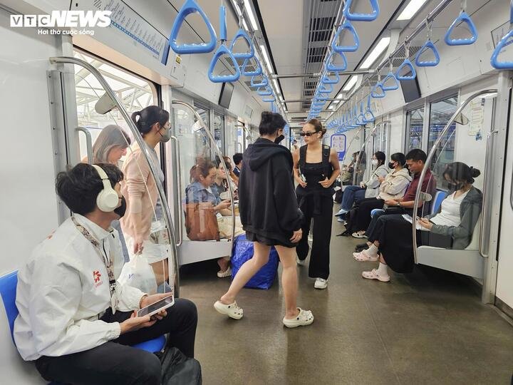 Người dân ngày càng ưu tiên xe buýt nhờ chi phí rẻ và tiện lợi.