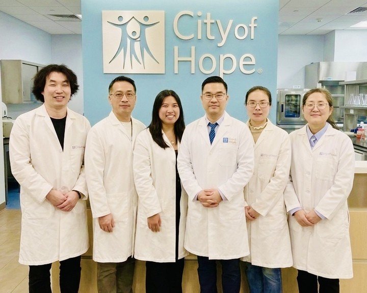 PGS.TS Nguyễn Lê Xuân Trường (thứ tư từ trái sang), cùng các cộng sự trong phòng thí nghiệp ở trung tâm City of Hope, Mỹ.