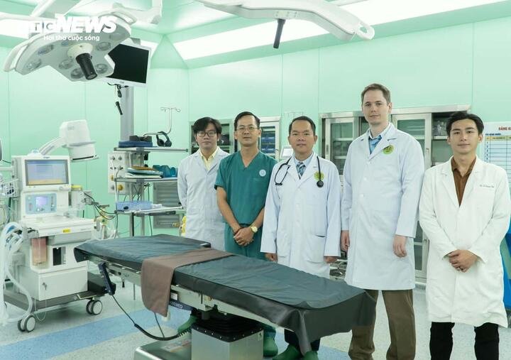 PGS.BS Phillip Trần cùng các đồng nghiệp.