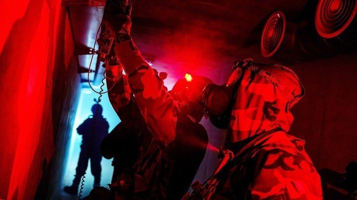 Các binh sĩ hóa học Mỹ đang tiến hành trinh sát địa điểm trong một đường hầm trong trận tập trận Trận sét sét 2025 tại Lithuania. Ảnh The War Zone