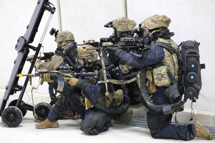 Các thành viên của Quân đội Mỹ và Quân đội Hàn Quốc trong trang thiết bị bảo hộ hóa chất, sinh học, hạt nhân và phóng xạ đã được tìm thấy trong một cuộc tập trận tại một cơ sở mô phỏng cơ sở. Ảnh The War Zone