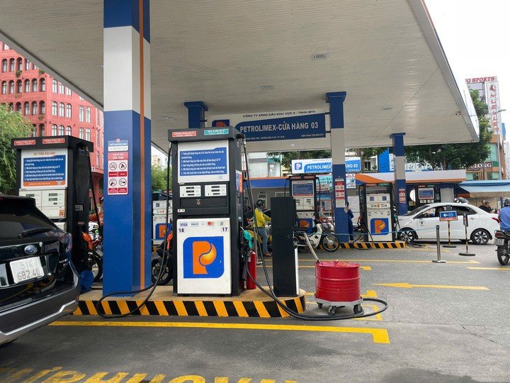 Doanh nghiệp cam kết khó mấy cũng không để hụt nguồn cung xăng dầu cho sản xuất, tiêu dùng trong nước.