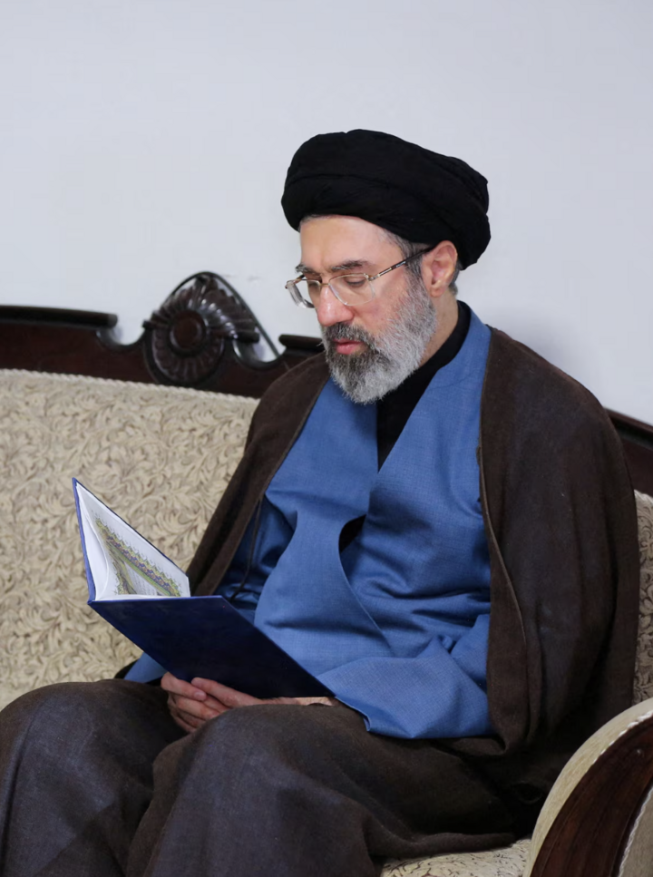 Theo một quan chức Iran, ông Mojtaba Khamenei bị thương nhẹ nhưng vẫn tiếp tục điều hành công việc. (Nguồn: Reuters)