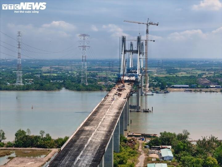 Theo Ban Quản lý dự án các đường cao tốc phía Nam, đến nay hạng mục cầu Phước Khánh đã đạt hơn 95% khối lượng thi công. Trên công trường, hàng trăm kỹ sư, công nhân đang thi công liên tục để hoàn thành các hạng mục còn lại, chuẩn bị cho giai đoạn hợp long.