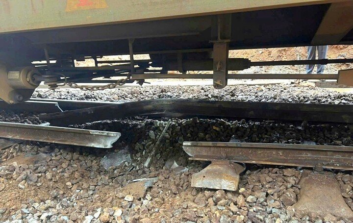 Tàu hàng trật bánh trên đèo Hải Vân. (Ảnh: Đ.N)