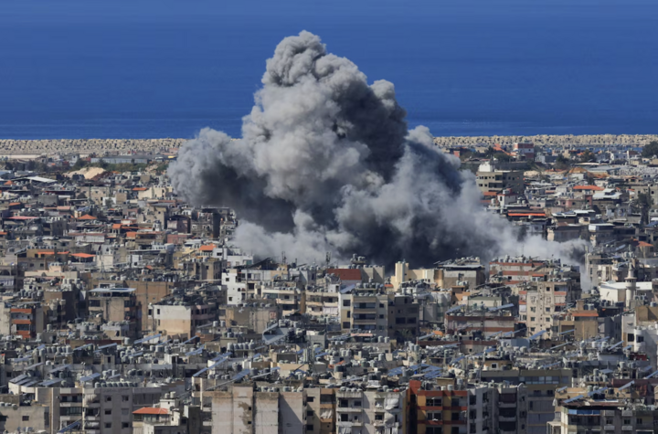 Khói bốc lên nghi ngút sau cuộc tấn công của Israel vào vùng ngoại ô phía nam Beirut. (Ảnh: Reuters)