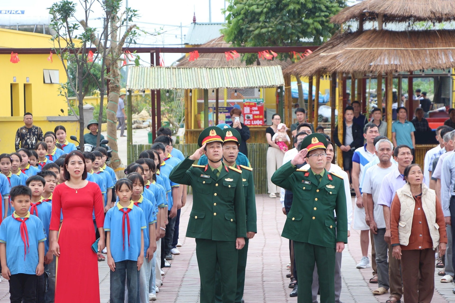 Đông đảo cán bộ, chiến sĩ và nhân dân địa phương tham dự lễ thượng cờ.