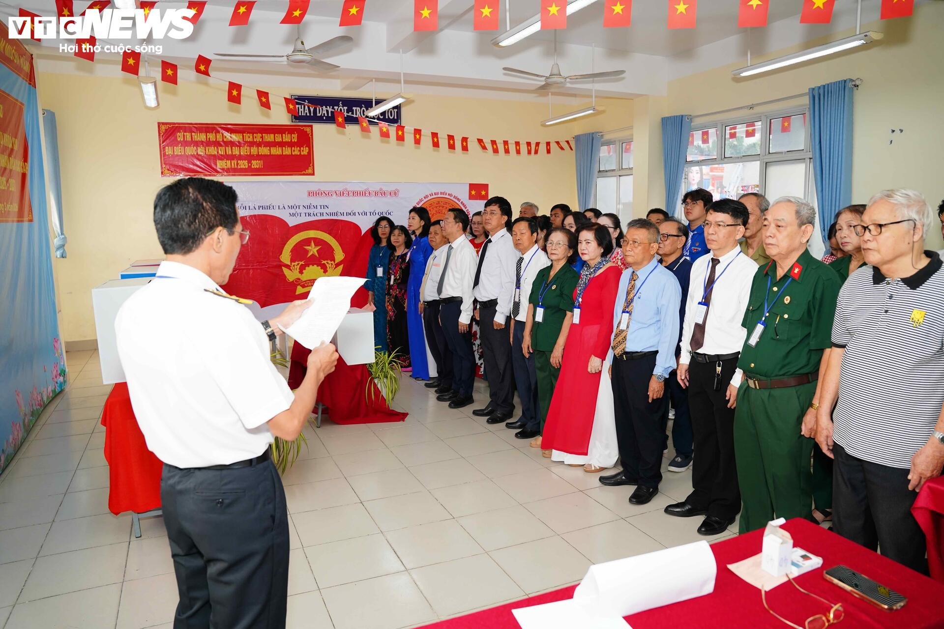 Huyền thoại tình báo Tư Cang đi bỏ phiếu bầu cử ở tuổi 98 - 1