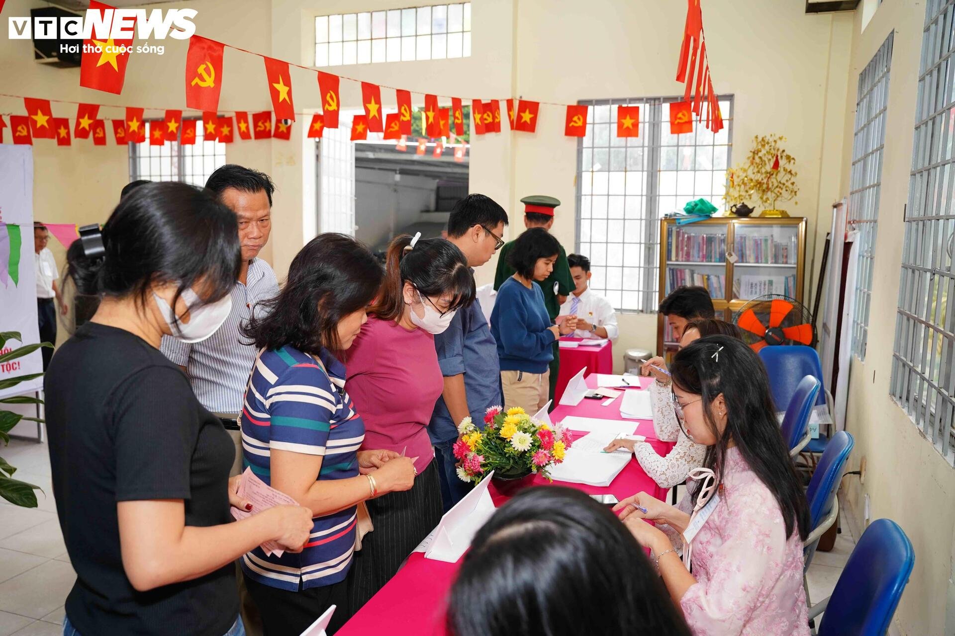 Huyền thoại tình báo Tư Cang đi bỏ phiếu bầu cử ở tuổi 98 - 2