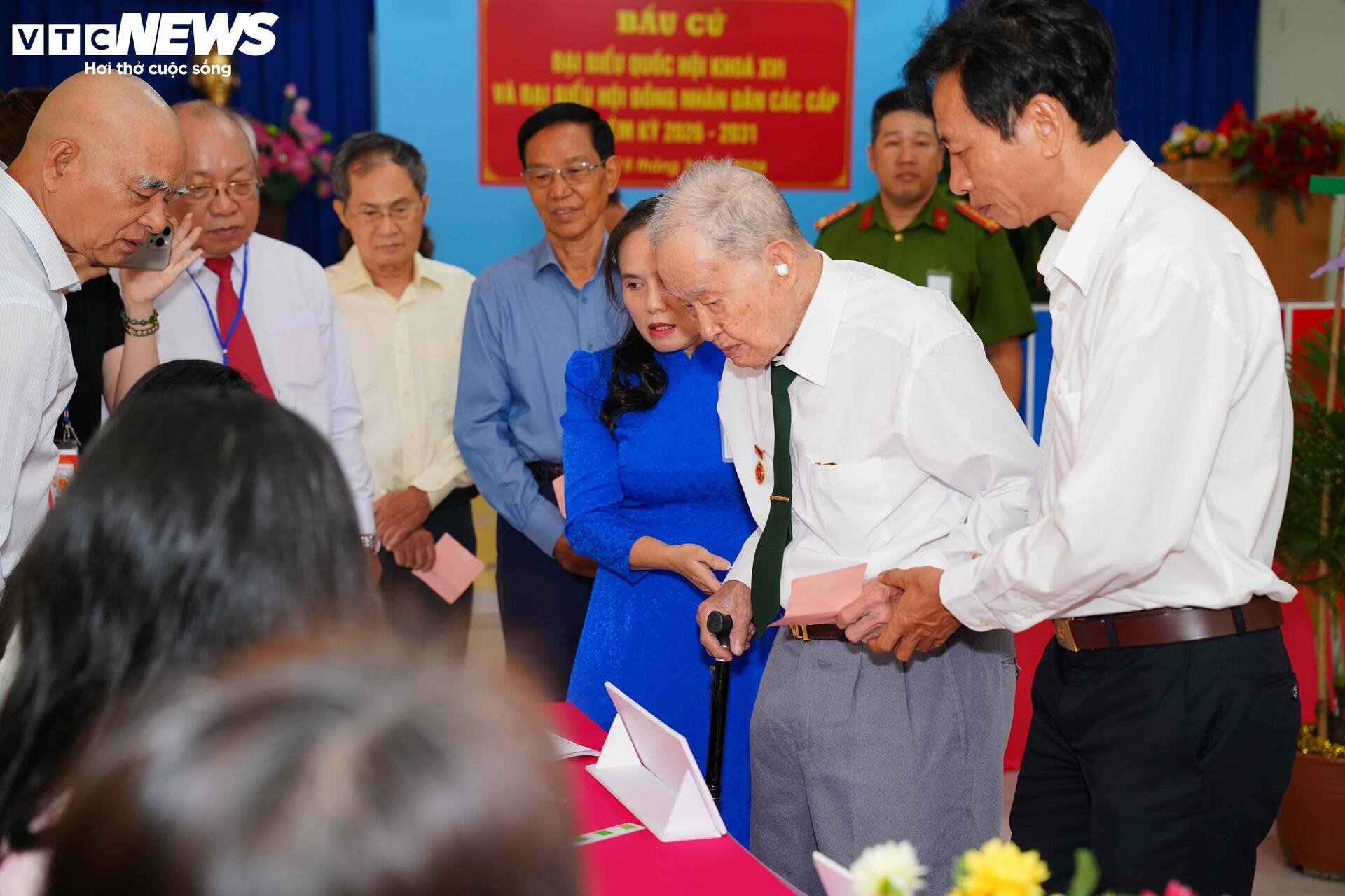 Huyền thoại tình báo Tư Cang đi bỏ phiếu bầu cử ở tuổi 98 - 3