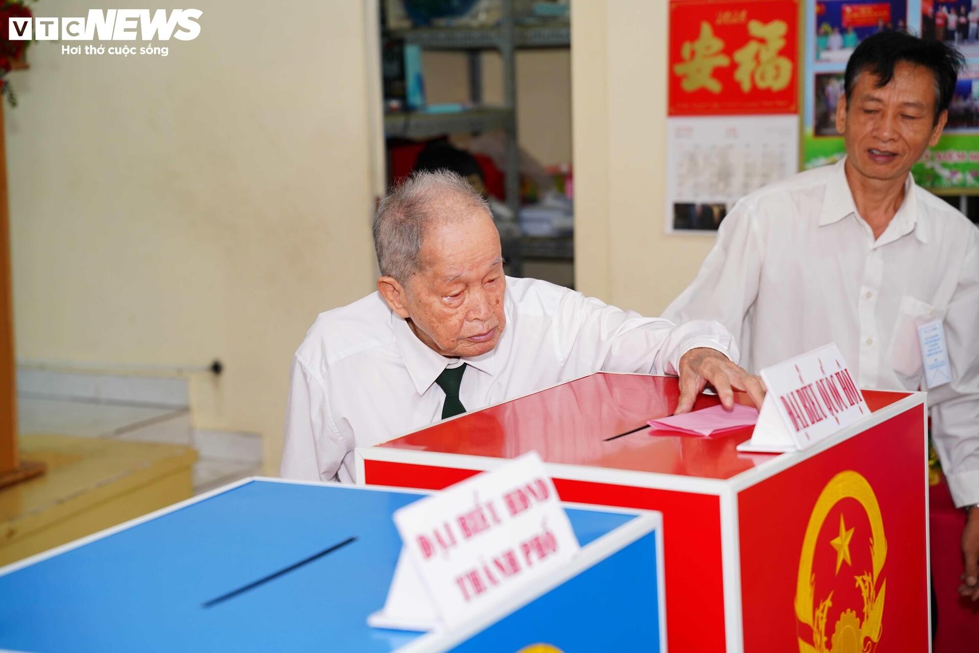 Huyền thoại tình báo Tư Cang đi bỏ phiếu bầu cử ở tuổi 98 - 5