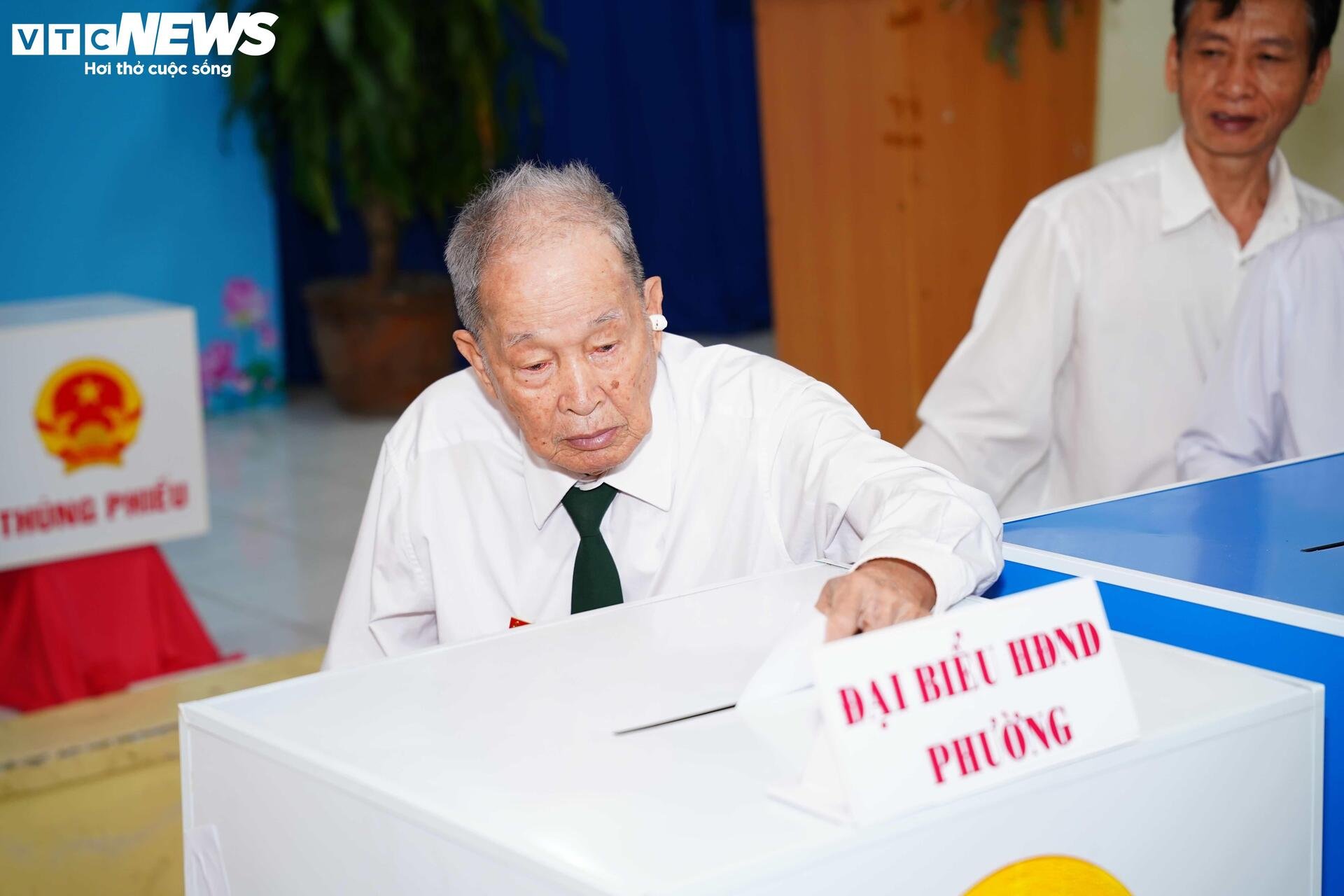 Huyền thoại tình báo Tư Cang đi bỏ phiếu bầu cử ở tuổi 98 - 6