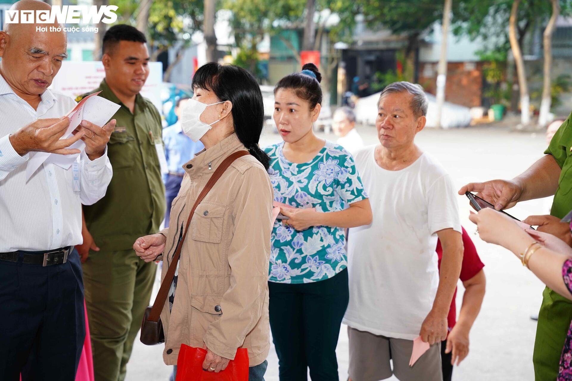 Huyền thoại tình báo Tư Cang đi bỏ phiếu bầu cử ở tuổi 98 - 8