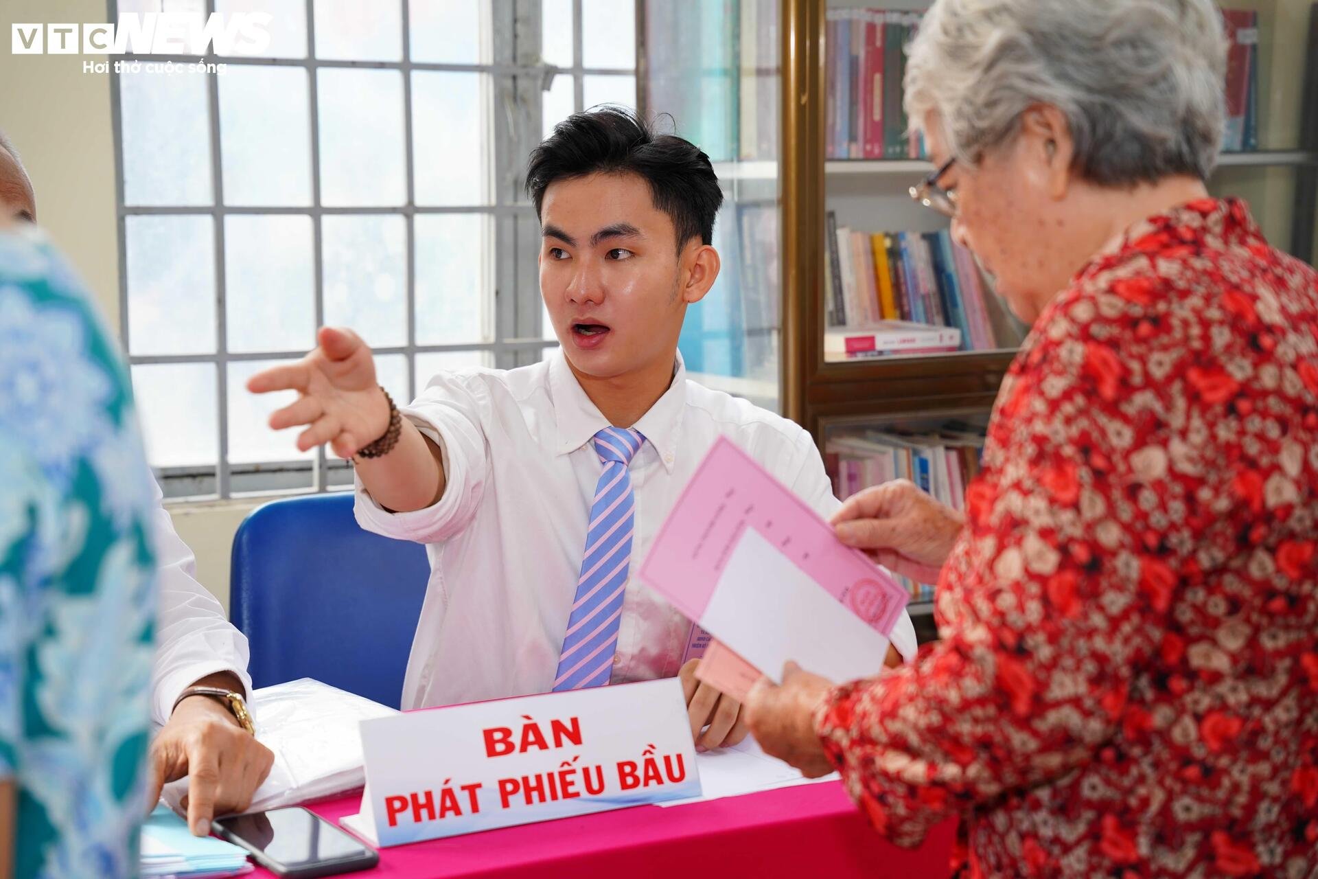 Huyền thoại tình báo Tư Cang đi bỏ phiếu bầu cử ở tuổi 98 - 10