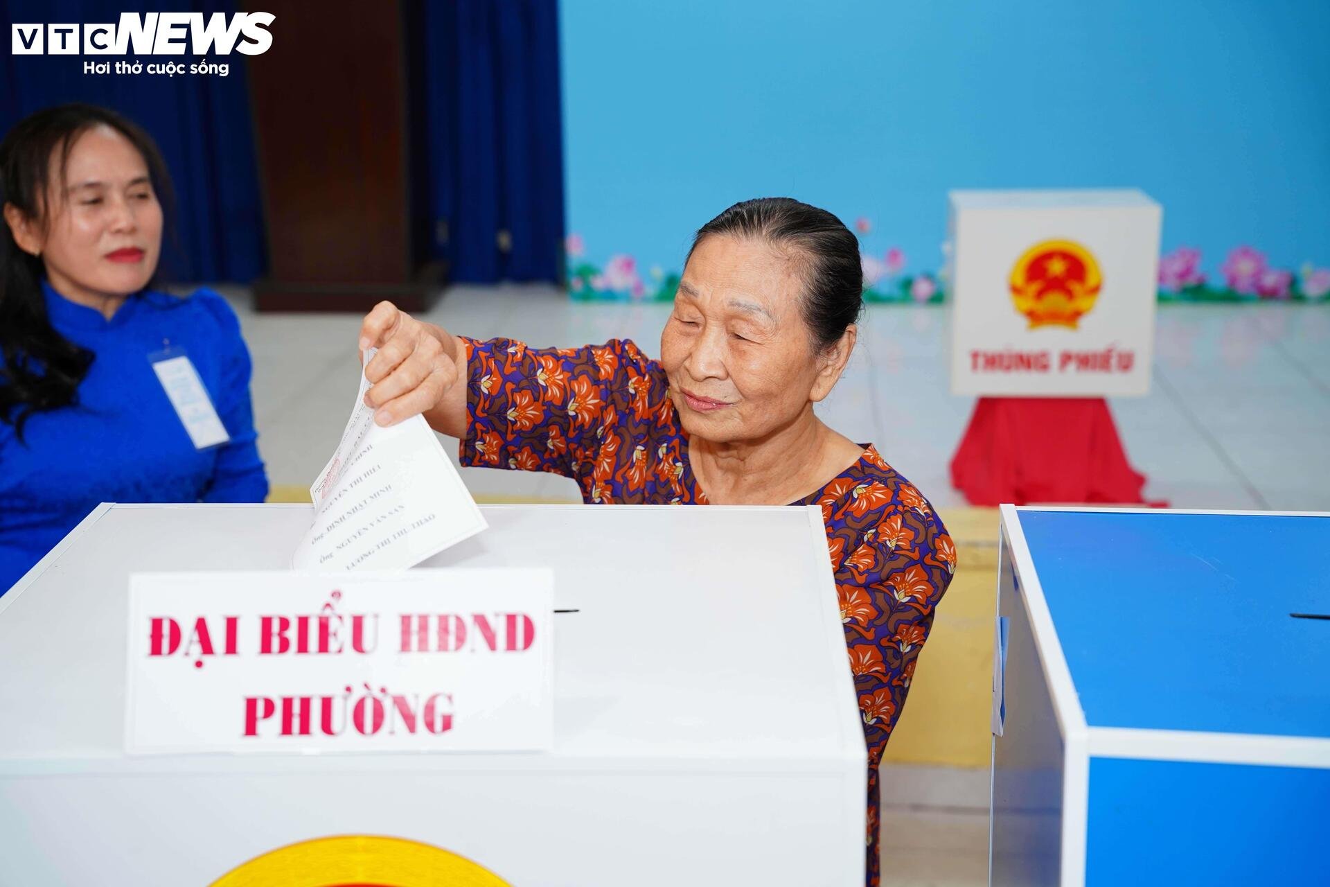 Huyền thoại tình báo Tư Cang đi bỏ phiếu bầu cử ở tuổi 98 - 12