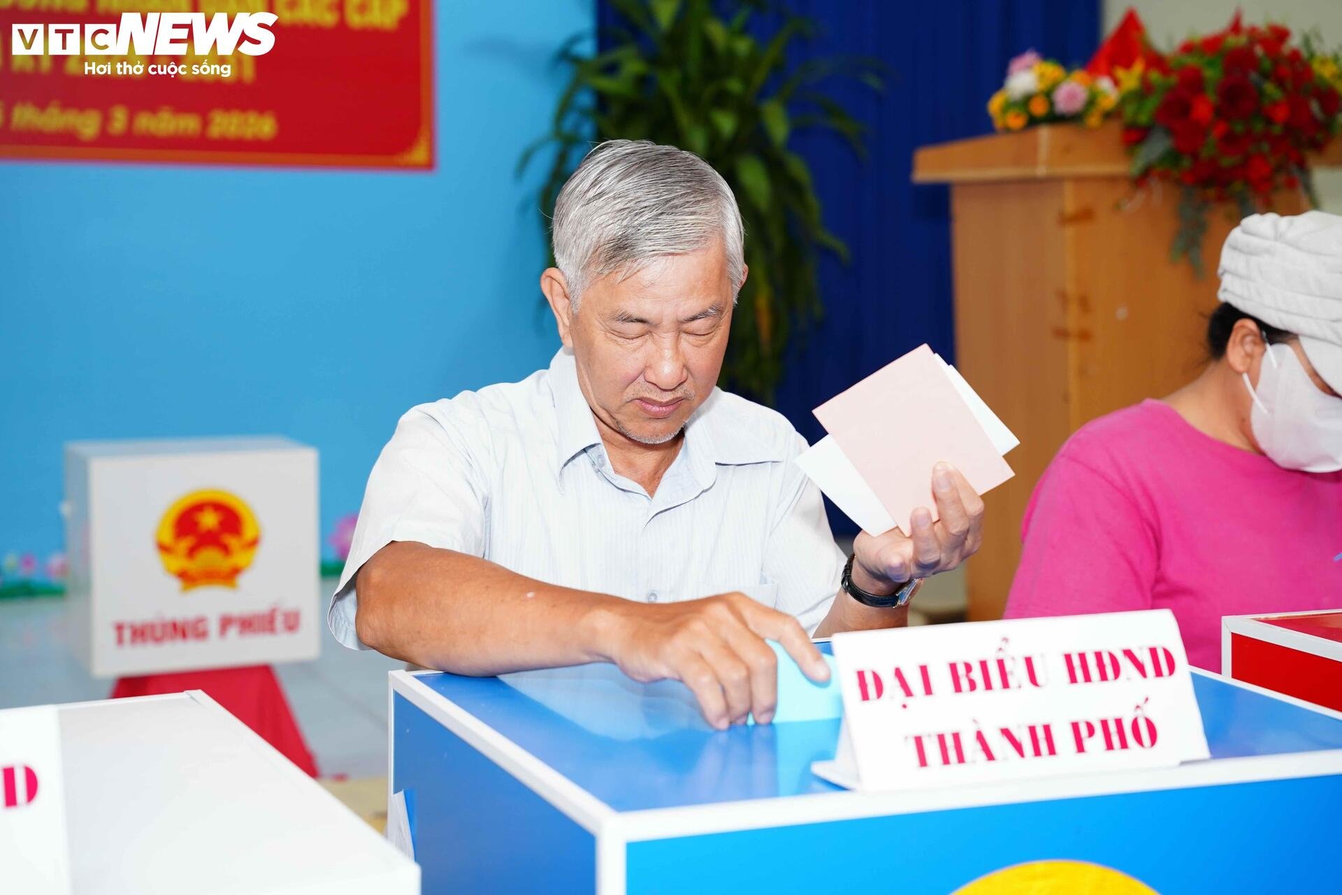 Huyền thoại tình báo Tư Cang đi bỏ phiếu bầu cử ở tuổi 98 - 13