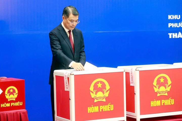 Ủy viên Bộ Chính trị, Bí thư Trung ương Đảng, Trưởng Ban Tổ chức Trung ương Lê Minh Hưng thực hiện quyền và nghĩa vụ công dân - Ảnh: VGP