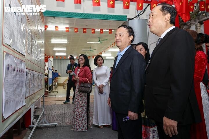 Trước giờ khai mạc tại điểm bầu cử phường Cửa Nam (TP Hà Nội), Tổng Giám đốc VOV Đỗ Tiến Sỹ dành thời gian xem kỹ danh sách các ứng cử viên đại biểu Quốc hội khoá XVI và đại biểu Hội đồng Nhân dân các cấp nhiệm kỳ 2026-2031 được niêm yết tại khu vực bỏ phiếu.