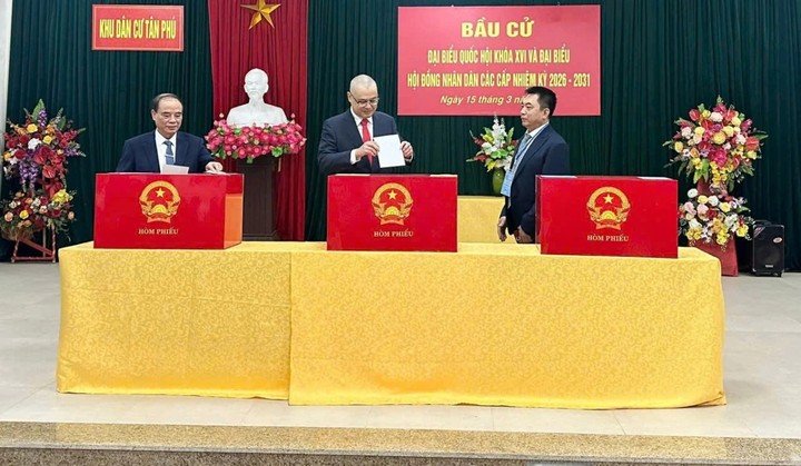 Ông Phạm Đại Dương, Ủy viên Trung ương Đảng, Bí thư Tỉnh ủy Phú Thọ dự lễ khai mạc và bỏ phiếu bầu cử đại biểu Quốc hội khoá XVI và đại biểu HĐND các cấp nhiệm kỳ 2026-2031 tại Nhà văn hóa khu dân cư Tân Phú thuộc khu vực bỏ phiếu số 18, Đơn vị bầu cử số 3, phường Việt Trì.