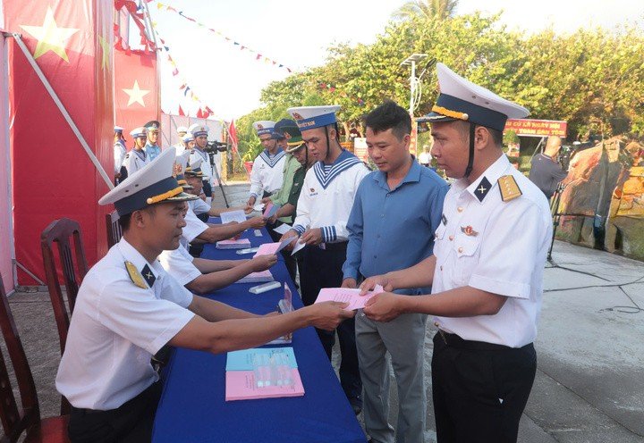 Đáng chú ý, trong đợt bầu cử lần này có gần 50 ngư dân đang khai thác hải sản trên vùng biển Trường Sa vào đảo tham gia bỏ phiếu. Đây được xem là những cử tri đặc biệt của khu vực bỏ phiếu số 14.